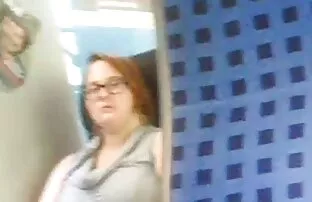 XXX Magic visar på kameran och spelar med bastu porn fitta