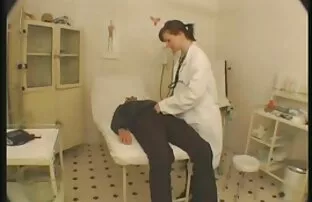 XXX Medan min mamma inte är hemma, flickan hoppar på svenska porn video en kuk