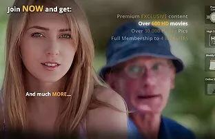 XXX Omslaget till en svensk porn video rysk tjej nära lika full av en medlem