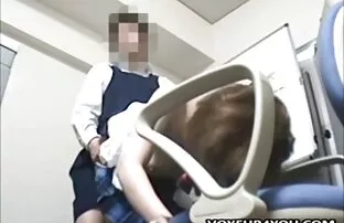 XXX Den skalliga mannen äger en svenska porn video henne i byxor