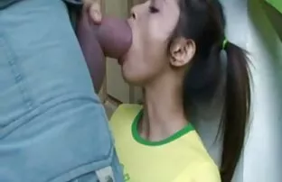 XXX Hon tog två mun, sedan svenska sex cam en fitta