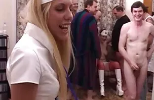 XXX Engy Ahuennaya av ett ungt företag vid poolen swedish sexfilm